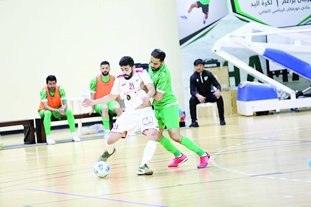 صراع على الكرة في مباراة البطائح وخورفكان