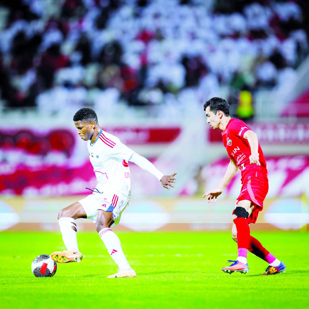 كمارا وعزيزون في لقاء الشارقة وشباب الأهلي