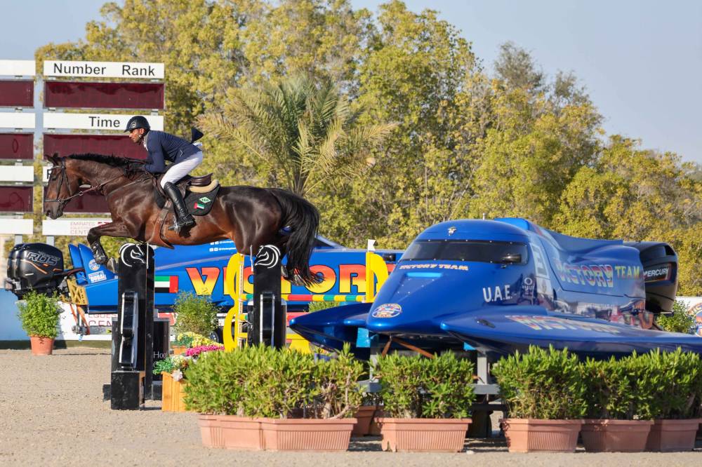 نخبة الفرسان خلال استعراضهم بالقرب من زوارق فيكتوري العالمية