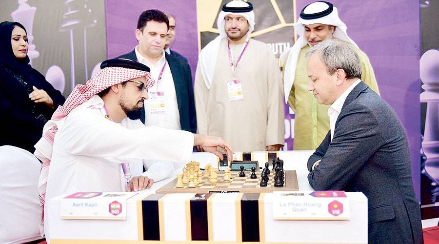  سلطان بن شخبوط ودفوركوفيتش في مباراة استعراضية 
