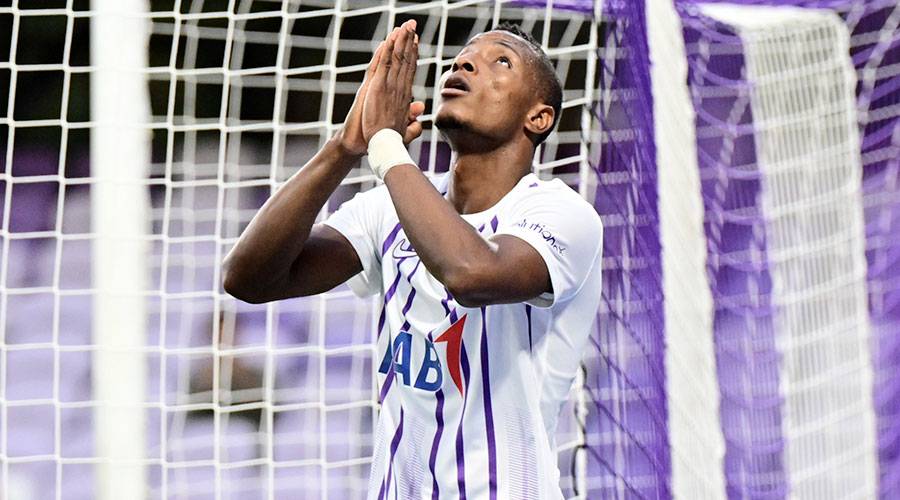  لابا يحتفل بهدفه الأول 