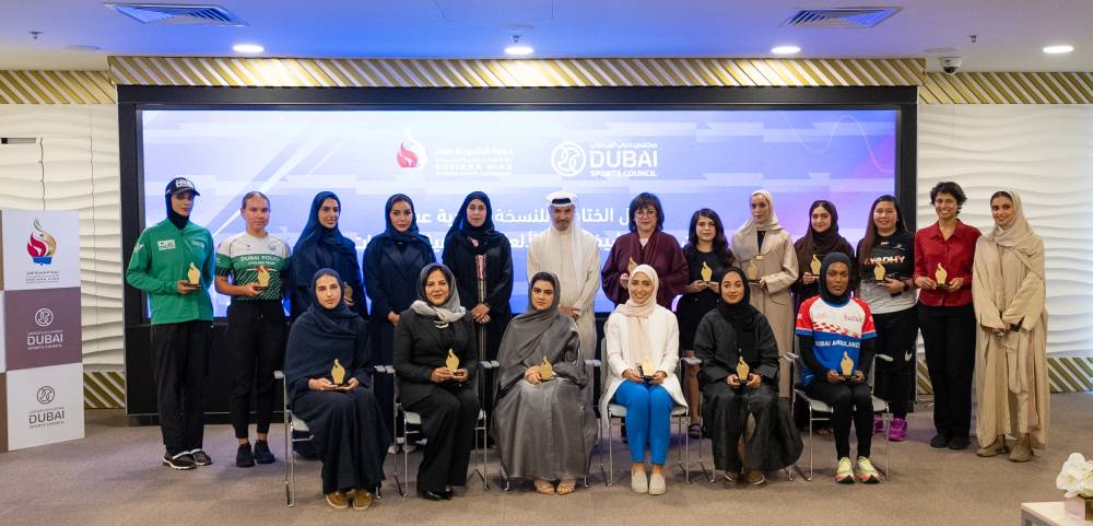 حصة بوحميد وسعيد حارب يتوسطان الفائزات والمكرمات