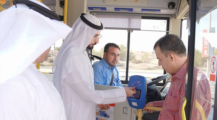  إسماعيل البلوشي في إحدى الحافلات  