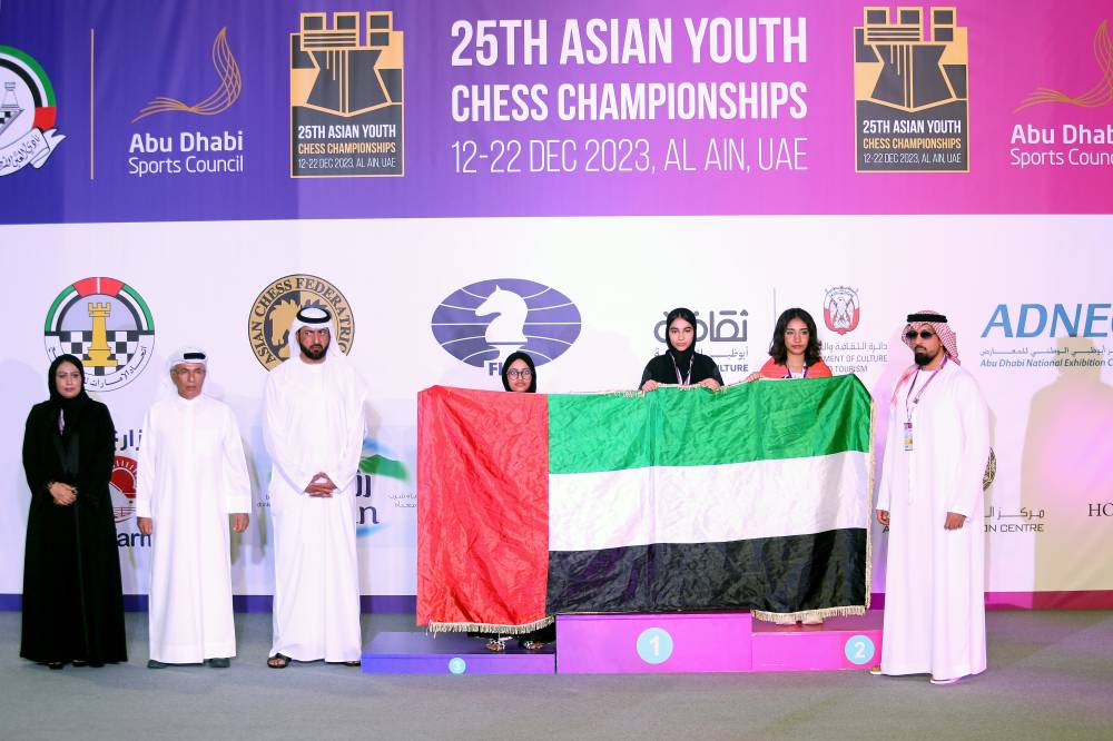 سلطان بن شخبوط وتريم مطر ومحمد الظاهري مع الفائزات