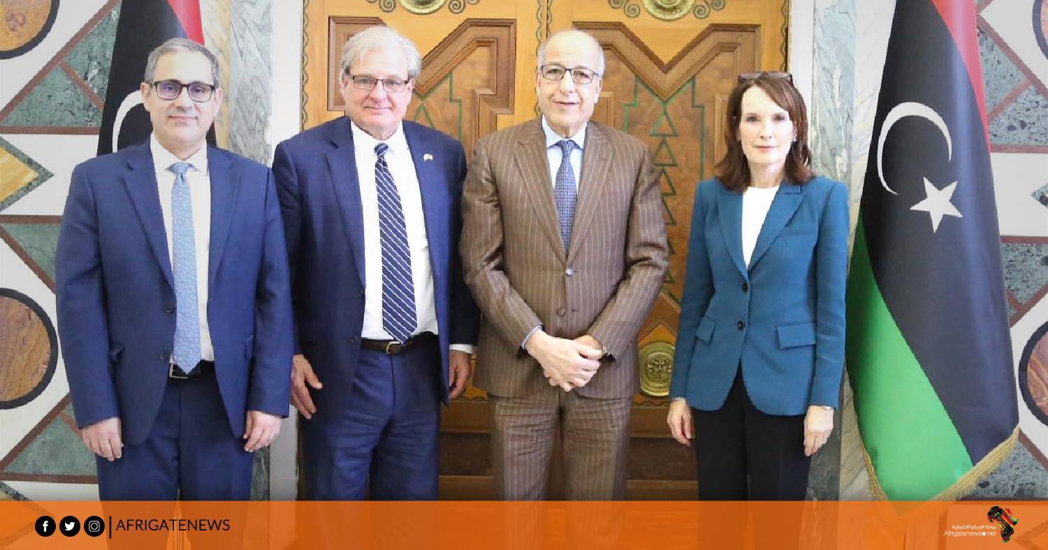 محافظ البنك المركزي الليبي خلال استقباله المبعوث الأمريكي 