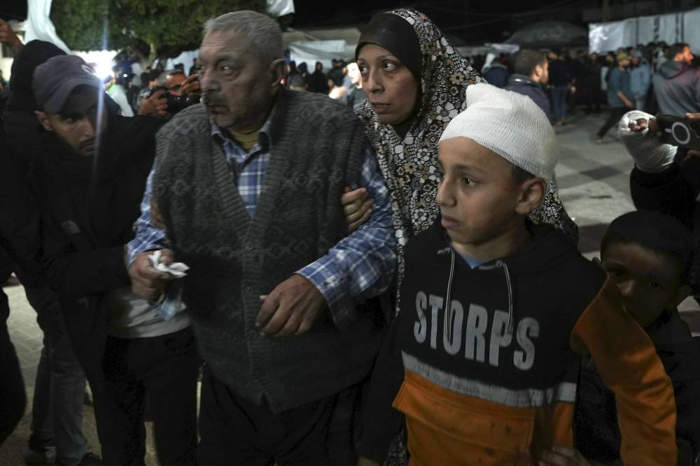 فلسطينيون أصيبوا بالقصف يصلون إلى المستشفى في دير البلح (أ ب) 