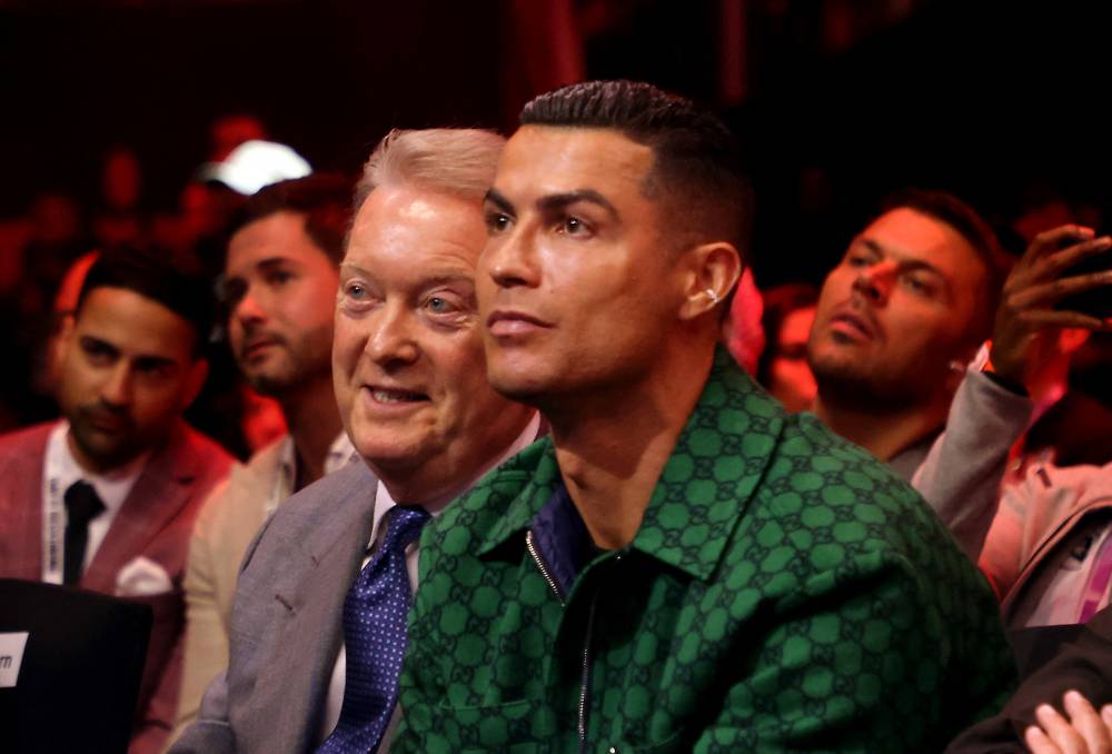 رونالدو بجانب مشجع أرسنال المدرب وارين