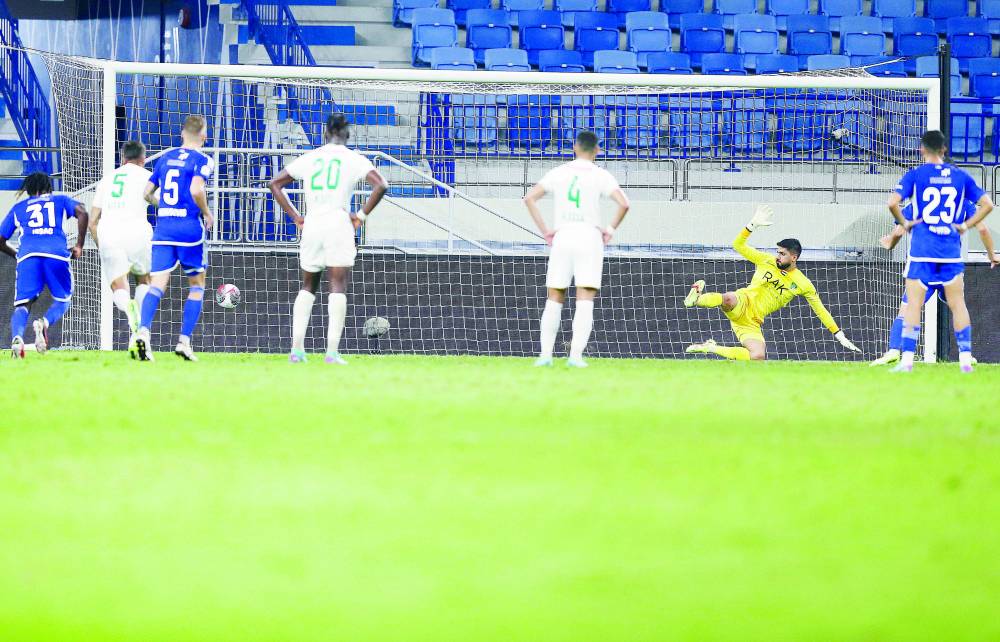  غابياديني يسجل من ركلة جزاء هدف الفوز للنصر (تصوير: هيثم الخاتم)