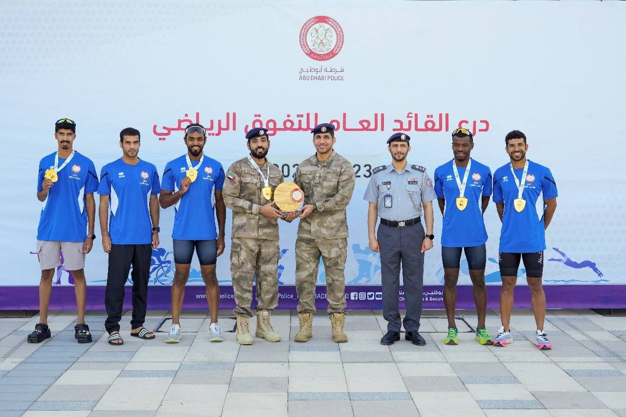 الزعابي والمنصوري خلال تتويج الفائزين