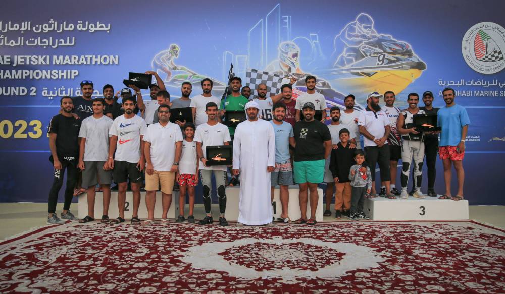 الفائزون في لقطة تذكارية