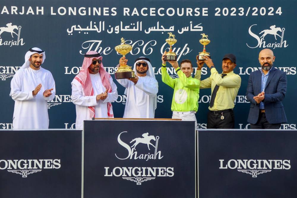 عبدالله بن ماجد واليحيائي خلال تتويج بطل الشوط الرئيسي