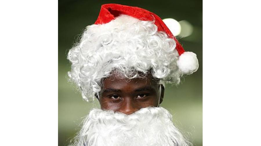 هالاند عجوز وبلحية بيضاء في احتفال عيد الميلاد