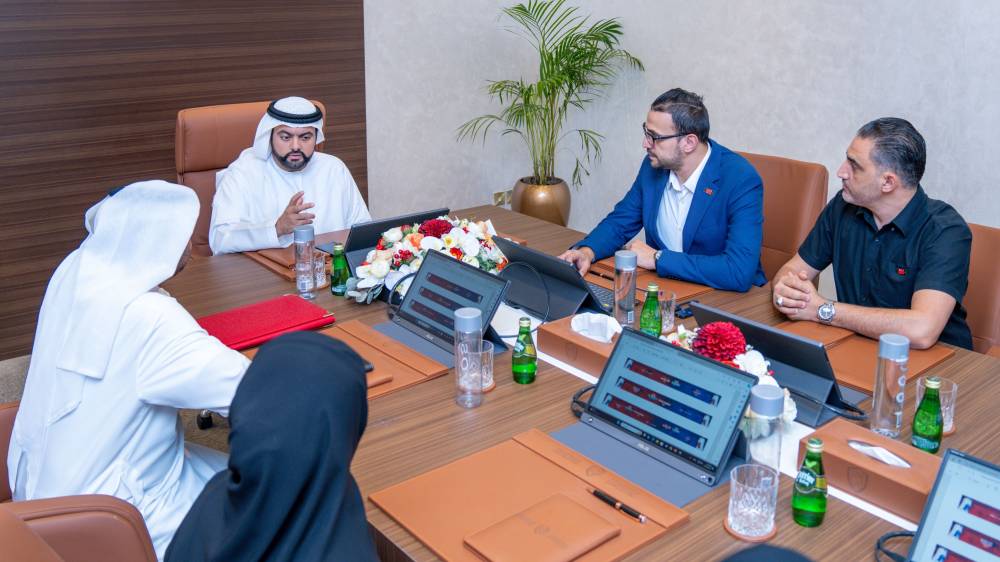 محمد بن حمد الشرقي خلال لقائه باللجنة المنظمة لبطولتّي التايكواندو