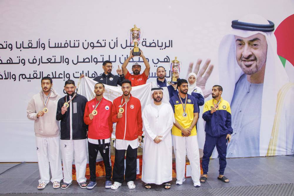 الهاجري وأبطال الشارقة خلال التتويج