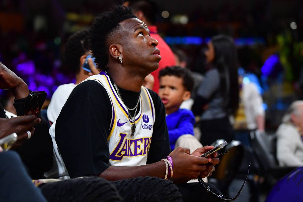 فينيسيوس يتابع السلة وكروس يحتفل مع العائلة