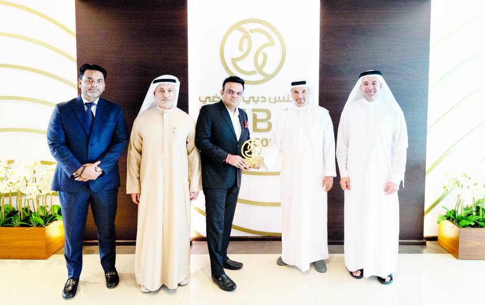 سعيد حارب يقدم درع مجلس دبي لجاي شاه 