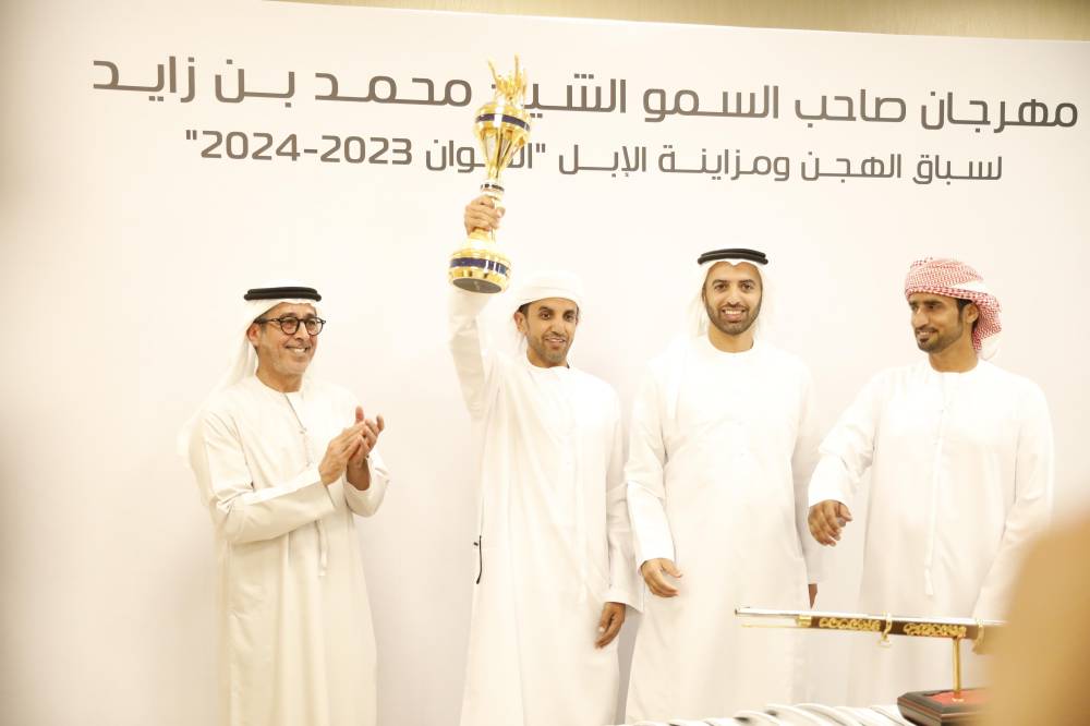 محمد بن سعود خلال تتويج الفائزين