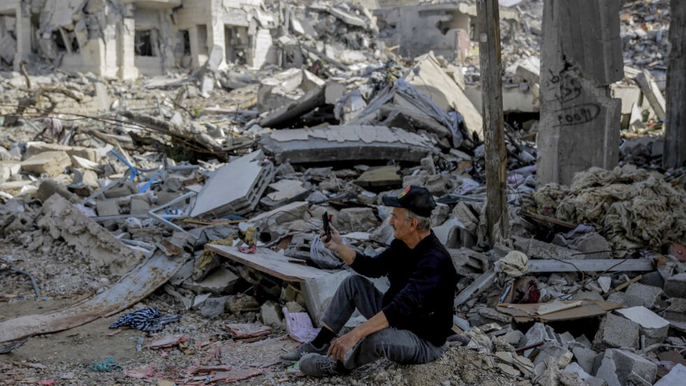 الشرائح الإلكترونية وسيلة اتصال سكان غزة مع العالم