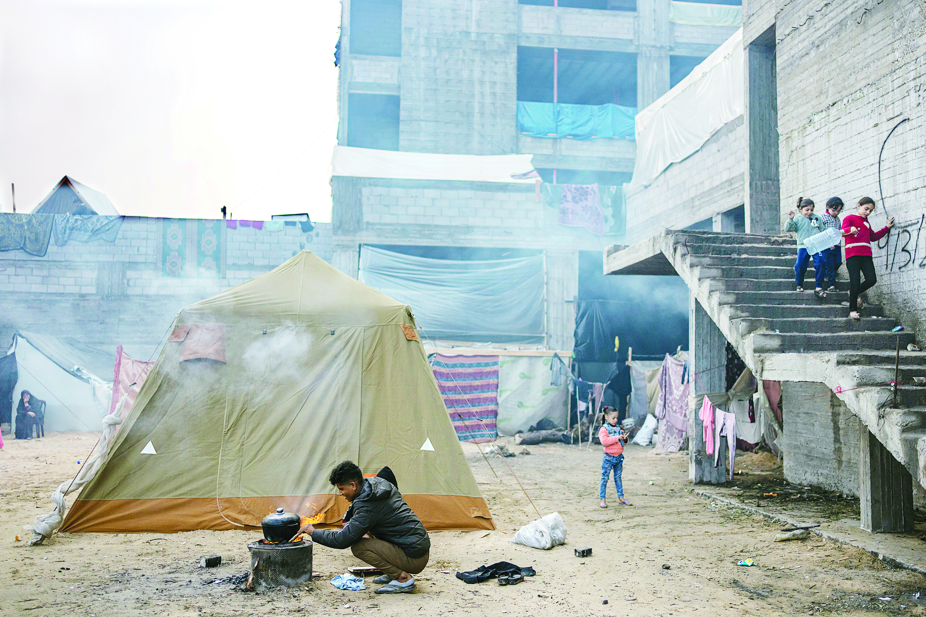  نازحون يطبخون في مخيم مؤقت في منطقة المواصي بقطاع غزة (ا ب) 