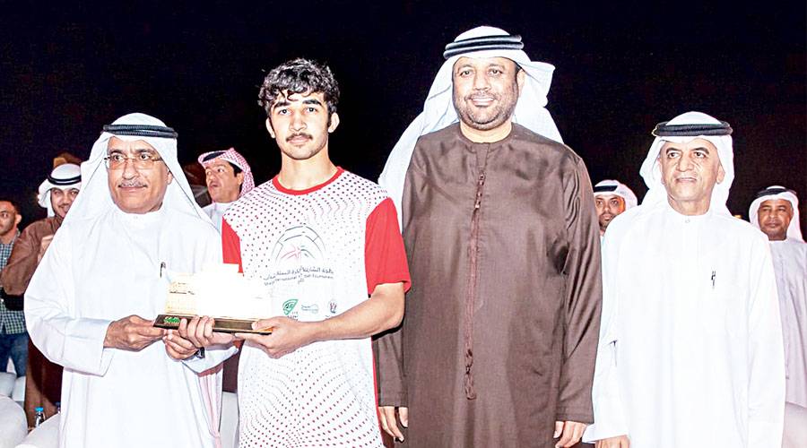 سعيد بن صقر والحزامي خلال افتتاح البطولة