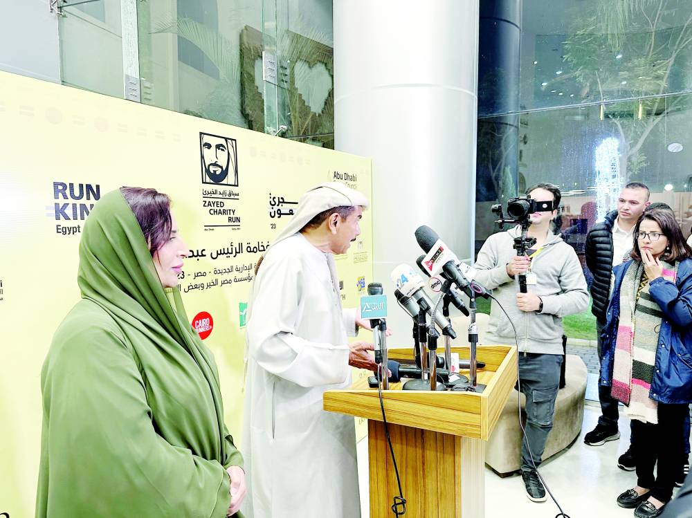 محمد الكعبي يتحدث في المؤتمر الصحفي بحضور مريم الكعبي