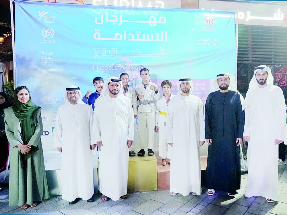 الشامسي والعويس والطنيجي مع الفائزين