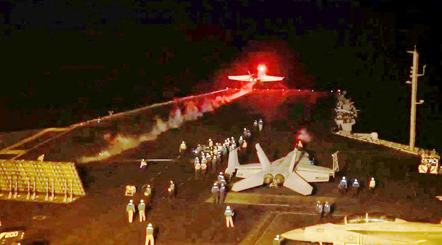 طائرة تقلع من مكان غير معلوم للانضمام إلى عملية التحالف بقيادة الولايات المتحدة ضد أهداف عسكرية حوثية في اليمن (رويترز) 