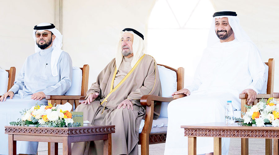  سلطان خلال تفقده المزرعة يرافقه خليفة الطنيجي وسلطان الكتبي 
