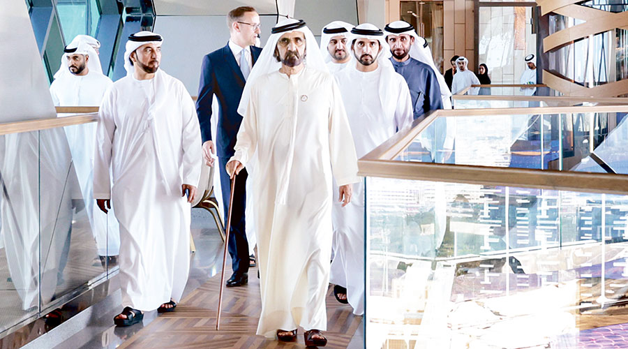 محمد بن راشد وحمدان بن محمد ومكتوم بن محمد ومحمد الشيباني خلال الجولة