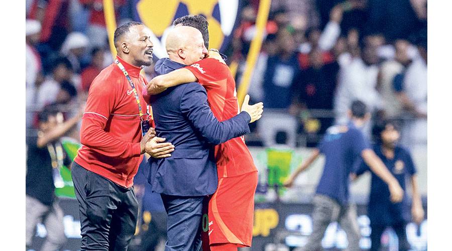  ماجد ناصر خلال تبادل التهاني بين اللاعبين والمدرب