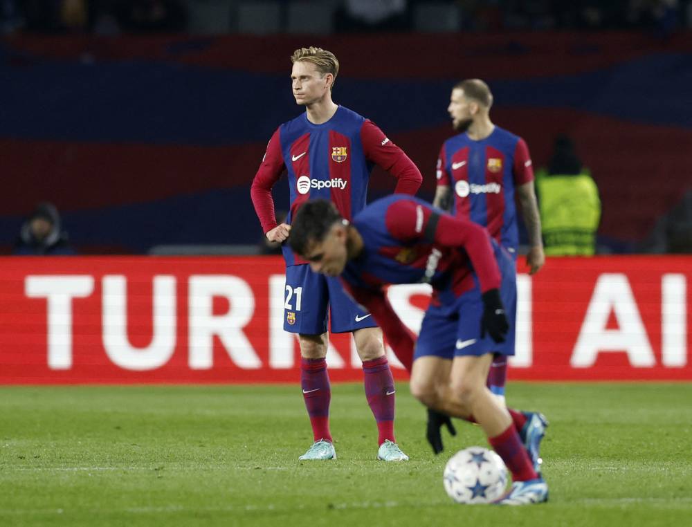 فرينكي دي يونغ لا يستبعد الرحيل عن برشلونة