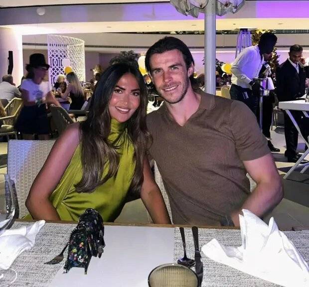 بيل مع زوجته إيما