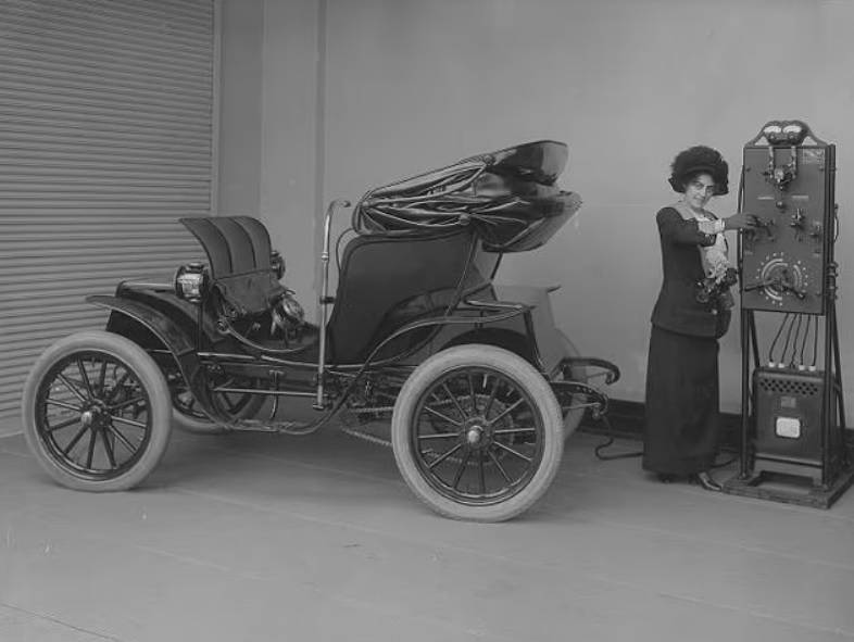 امرأة تشحن سيارة كهربائية قبل 102 عاماً
