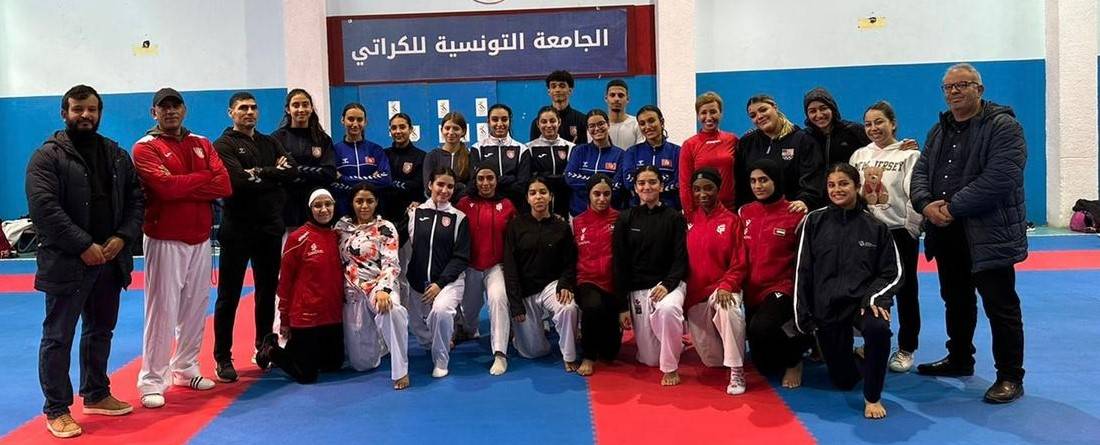 لقطة جماعية للاعبات «الشارقة للمرأة» مع لاعبات منتخب تونس