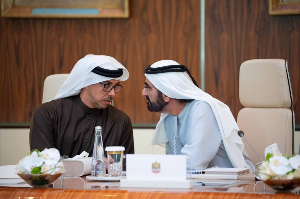 محمد بن راشد ومنصور بن زايد خلال اجتماع مجلس الوزراء