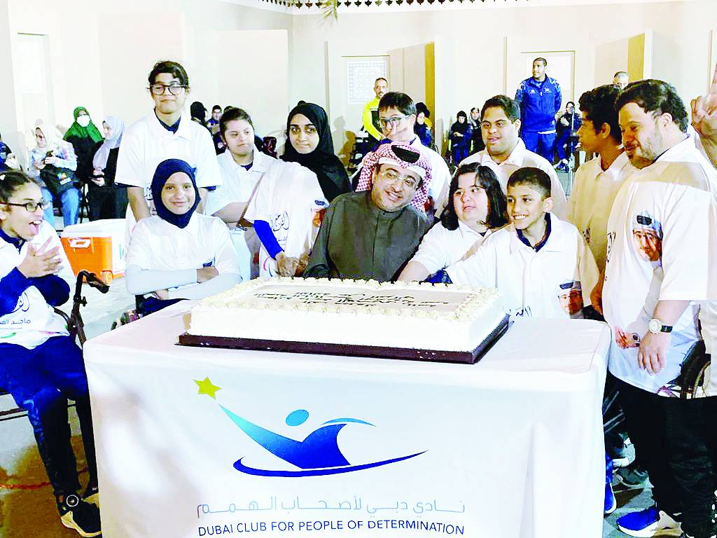 قطع كعكة خلال احتفال أصحاب الهمم بالعصيمي 