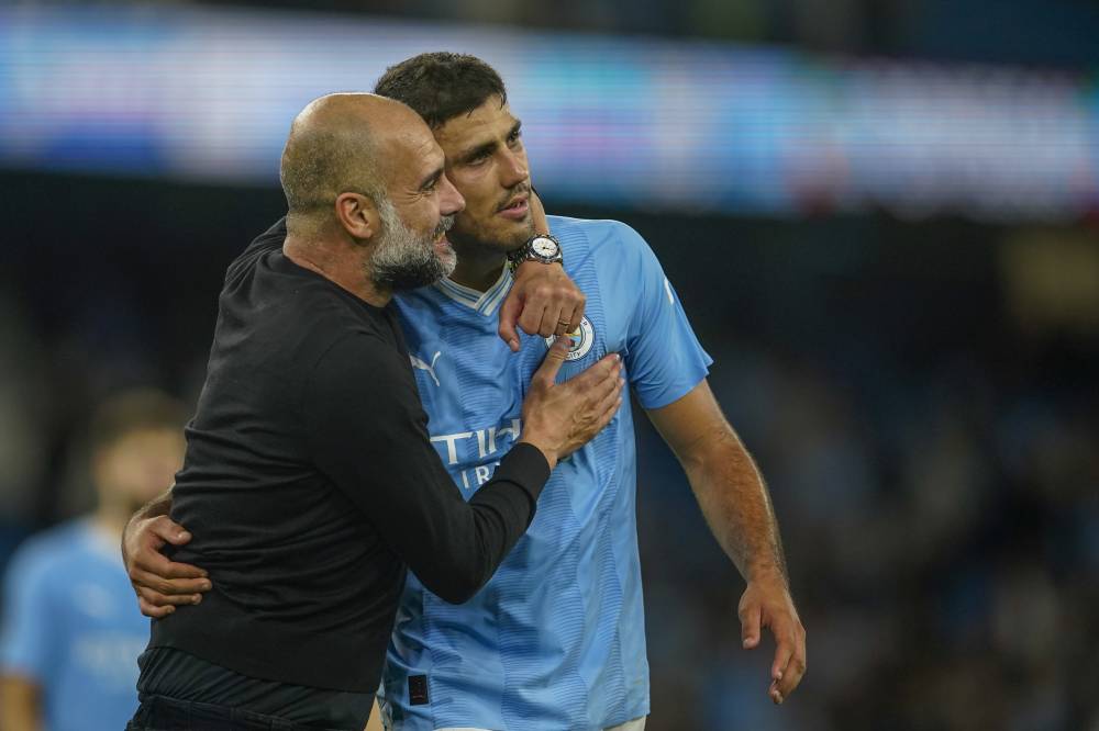 رودري مع مدربه جوارديولا