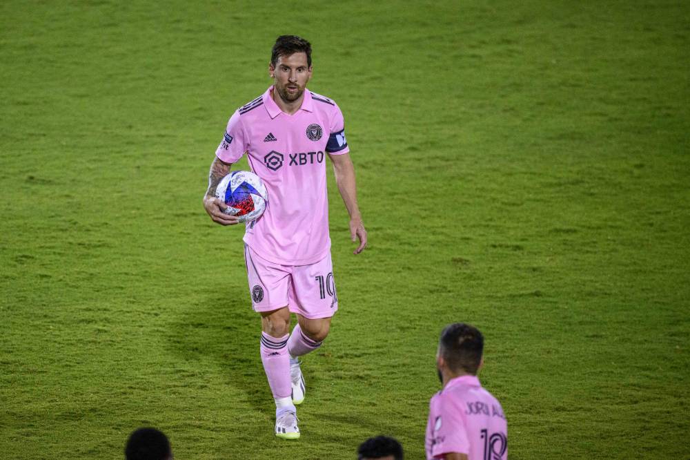 ميسي أفضل من رونالدو في التشكيلة المثاليةفي أفضل تشكيلة