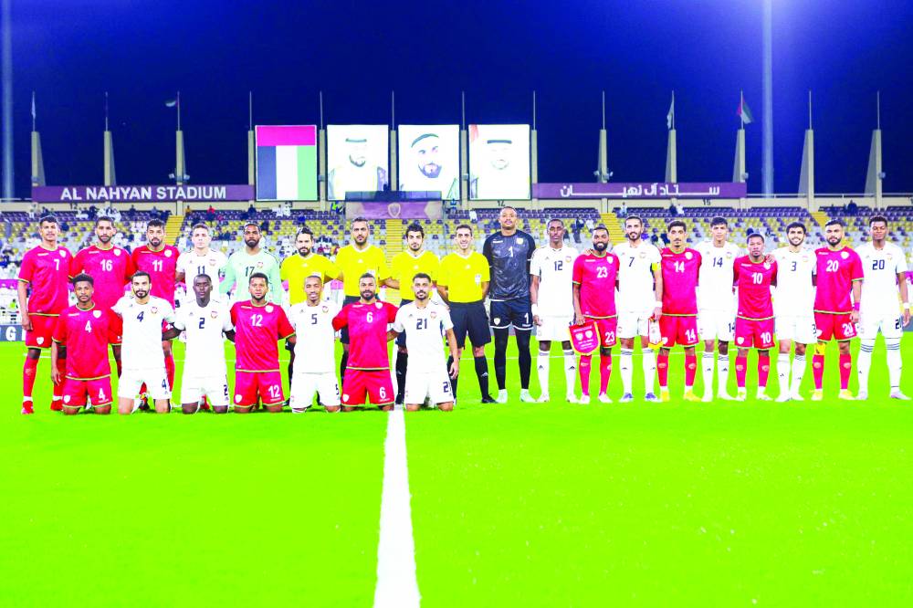 لاعبو منتخبي الإمارات وعمان