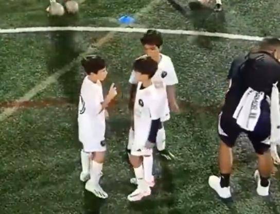 ماتيو يعطي التوجيهات لزميله 