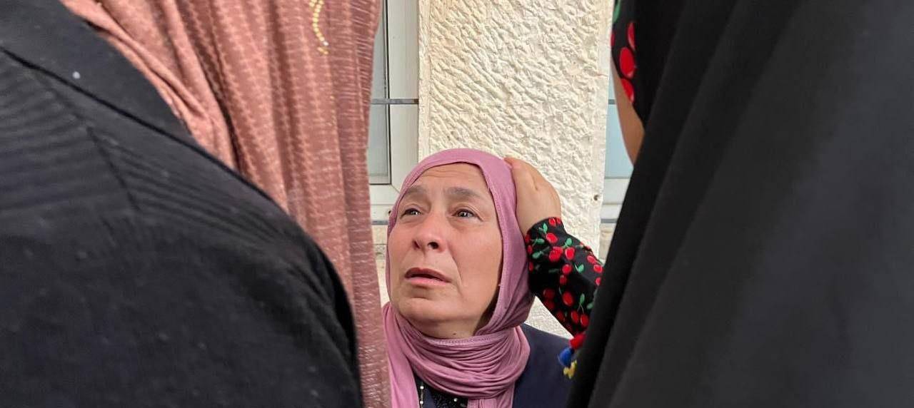 أم فلسطينية تبكي أبناءها الـ4 بعد مقتلهم بقصف إسرائيلي