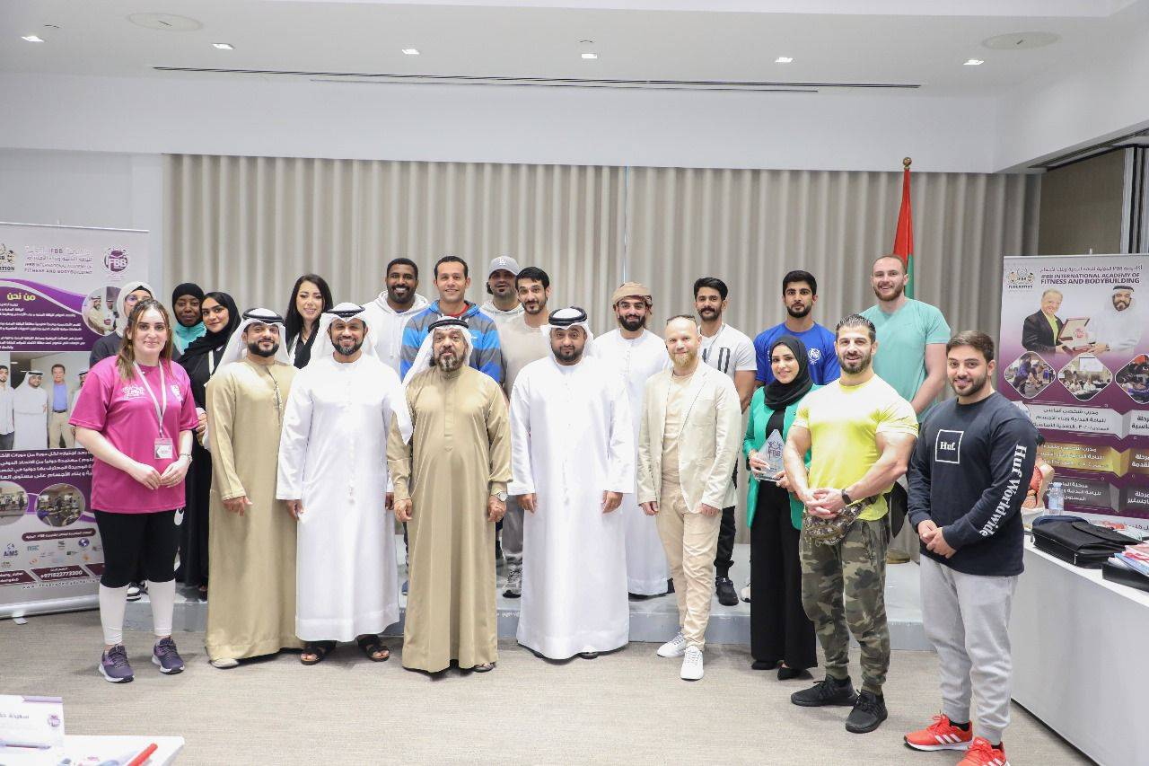 لقطة جماعية للمشاركين مع إدارة الأكاديمية