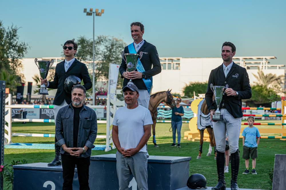 تتويج الفائزين بالجائزة الكبرى