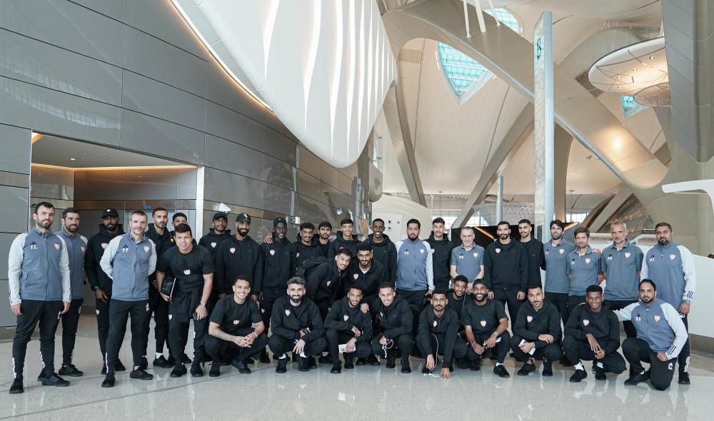 منتخب الإمارات لدى مغادرته متجهاً إلى قطر