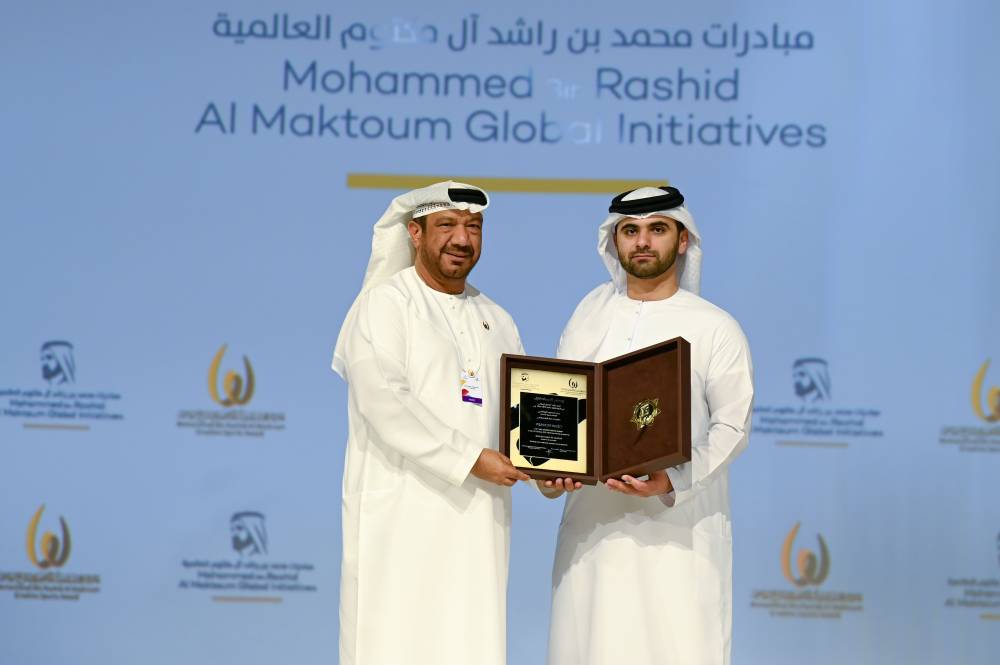 منصور بن محمد يكرم الهاشمي .. ويستلم الجائزة محمد الظاهري