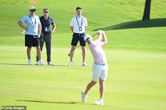 نجم أرسنال يحضر تمرينات ماكلروي في دبي