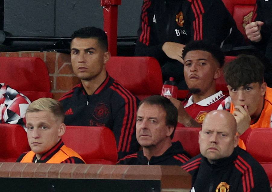 الصدمة على وجه جارناتشو بجوار سانشو ورونالدو وفان دي بييك