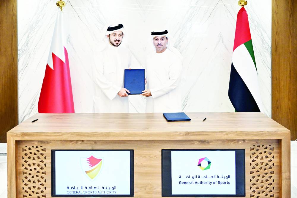 أحمد الفلاسي وخالد بن حمد عقب توقيع الاتفاقية