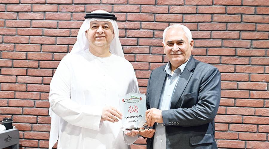  الزعابي يهدي جلود درع النادي 