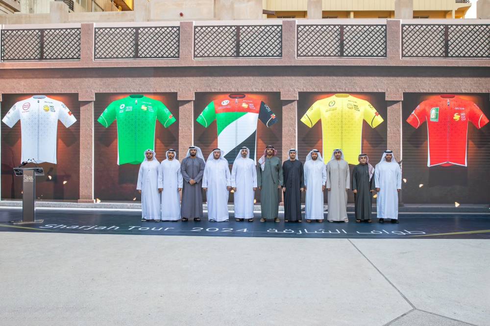 الحزامي والشامسي والمدفع وسعيد النعيمي وجاني والحصان خلال عرض قمصان الطواف